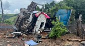 Motorista fica ferido após acidente com caminhão