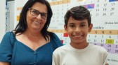 Professor formado pelo Programa Brigadas Escolares ajuda aluno em Ampére