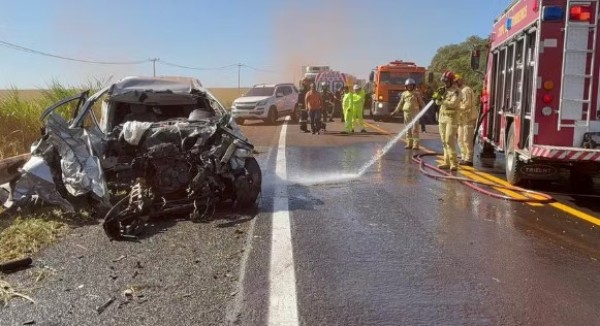 Enquanto transportava grávida, ambulância se depara com acidente entre quatro veículos e interrompe viagem para atender feridos