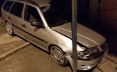 Condutor fica ferido após perder o controle e colidir carro em poste