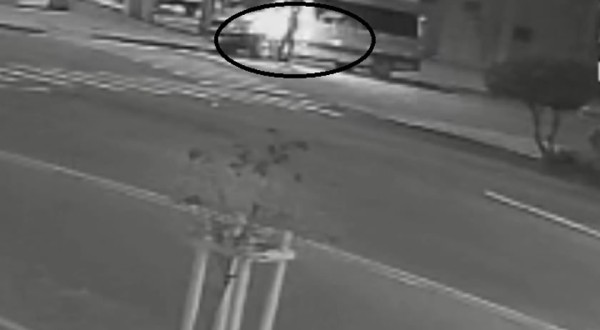 Novas imagens mostram suspeito ateando fogo em van