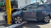 Motorista sofre convulsão e colide veículo em poste no centro de Francisco Beltrão