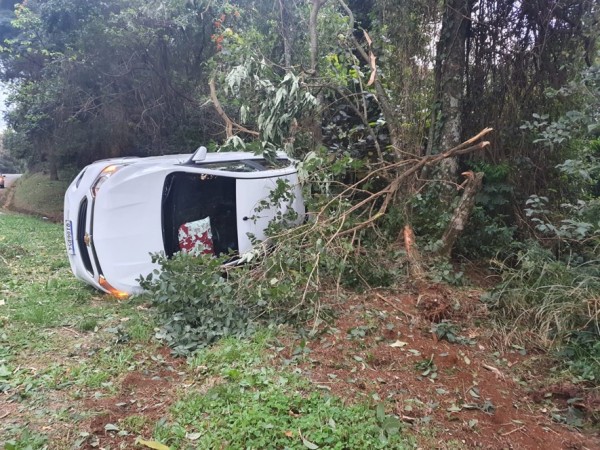 Acidente envolve Caminhão e Prisma no interior de Francisco Beltrão