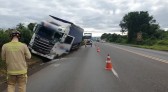 Caminhoneiro fica gravemente ferido após ser atingido por peça solta na pista