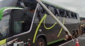 Três passageiros ficam feridos após peça se soltar de caminhão e atingir ônibus na BR-277 em Cascavel