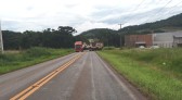 Carreta fica atravessada na PR 566 após apresentar problemas mecânicos