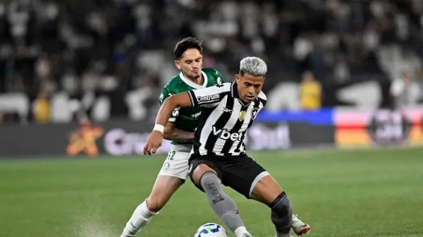 Palmeiras vence o Botafogo fora de casa e segue à caça pela liderança