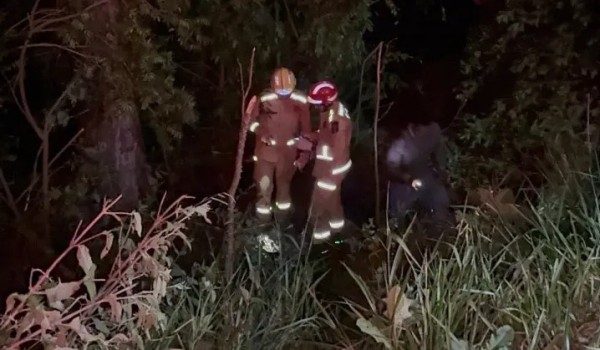 Pai e filhos ficam feridos após carro cair em barranco na PR-475