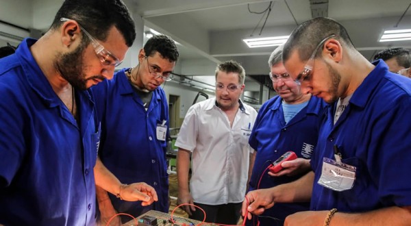Mais de 100 cursos gratuitos pelo Senai Paraná