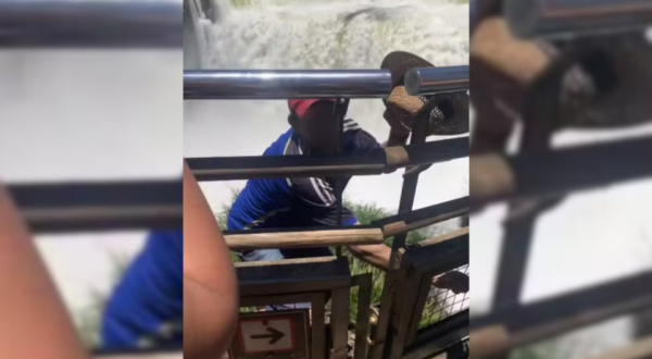 Turista pula grades de proteção para pegar chapéu na Garganta do Diabo, lado argentino