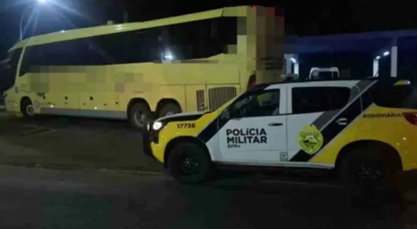 Criminosos armados assaltam ônibus interestadual na PR-317, no Paraná