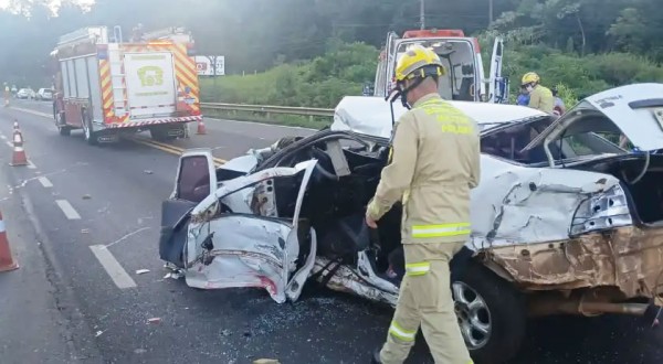 Grave acidente entre carro e caminhão é registrado na PR-483