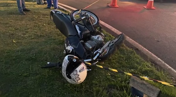 Motociclista de 22 anos morre após colisão com carro na PR-158