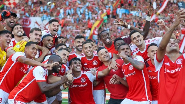 Inter bate o Grêmio no Beira-Rio e se aproxima do G-4 do Brasileirão
