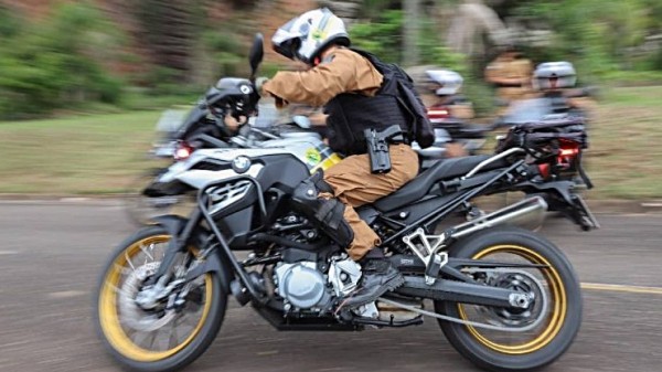 Mulher é presa durante patrulhamento da ROCAM no Bairro Miniguaçu