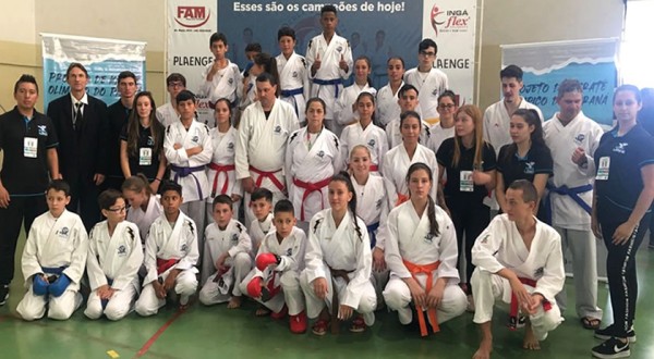 Atletas de Francisco Beltrão são premiados com medalhas no Campeonato Paranaense de Karatê