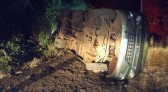 Ônibus escolar tomba após motorista passar mal e desmaiar ao volante