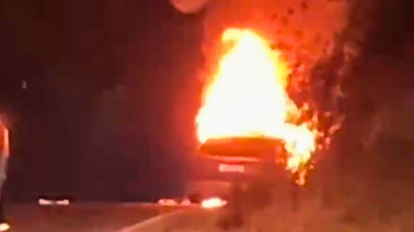 Carro pega fogo após falha mecânica na BR-153