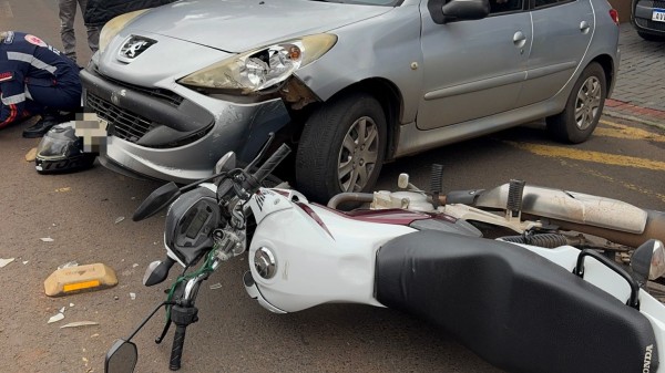 Colisão entre carro e moto deixa homem ferido