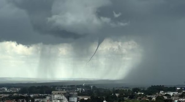 Frente fria e ciclone aumentam risco de temporais e possíveis tornados no Paraná