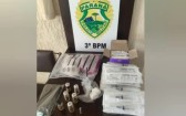 PM descobre ponto de tráfico, prende traficante e apreende grande quantidade de drogas