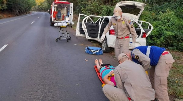 Veículo sai da pista e pega fogo e a motorista fica ferida