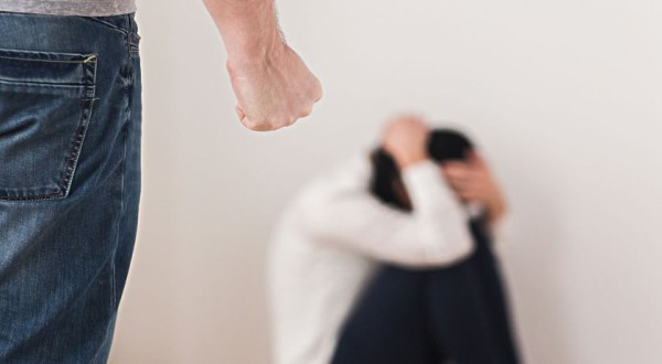 Homem é preso após agredir mulher e persegui-la