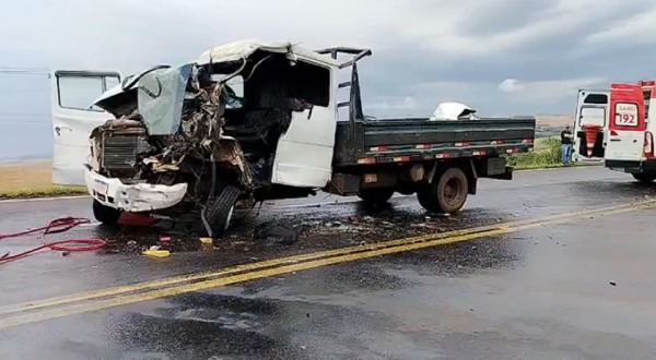 Colisão entre dois caminhões deixa motorista ferido na PRC-280