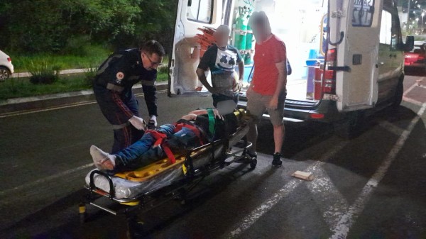 Jovem fica ferido em colisão envolvendo uma moto e dois automóveis