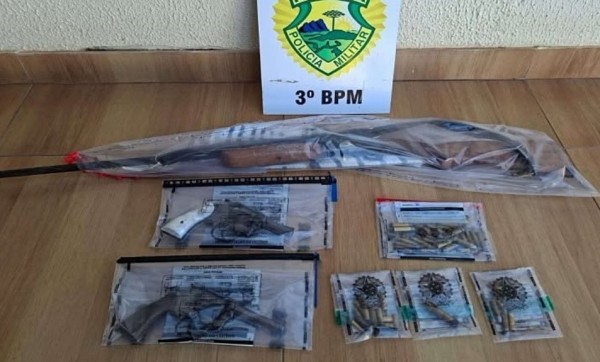 Homem é preso por posse ilegal de armas após denúncia de violência doméstica