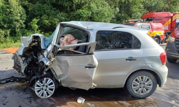 Colisão frontal entre carros de passeio deixa cinco feridos na BR-116
