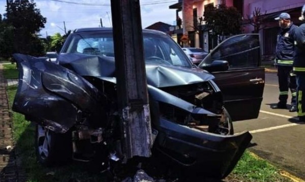 Motorista é detido por embriaguez após carro atingir poste