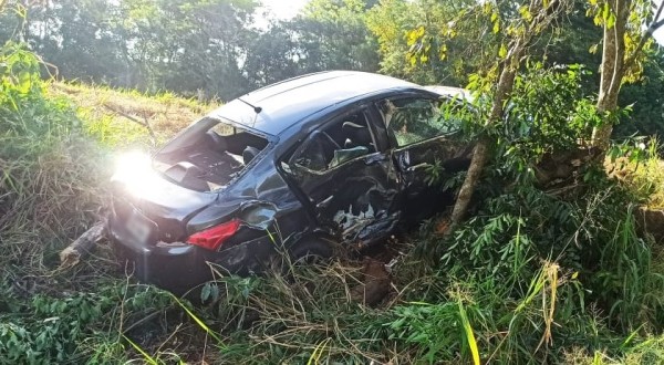 Colisão envolve carro e caminhão na PR-483 em Francisco Beltrão