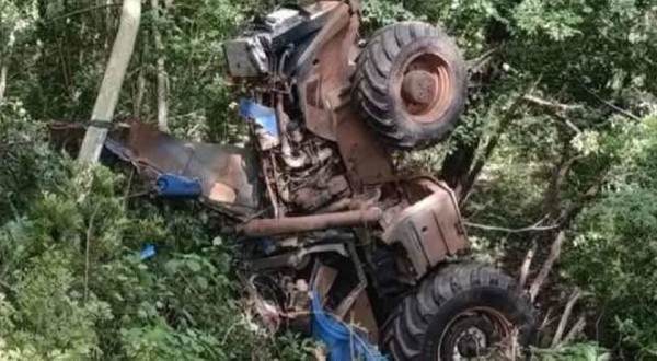 Homem de 32 anos morre após trator cair em ribanceira na PR-090, em Ventania