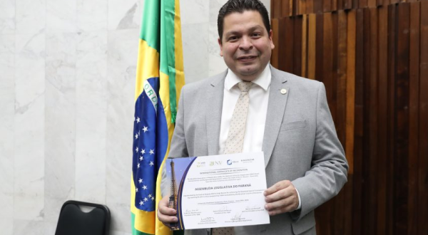 Alep ganha destaque internacional em Paris por transparência e inovação