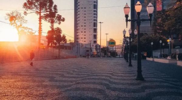Calçadão terá sessões gratuitas de Projeto Cinema na Praça no feriado municipal