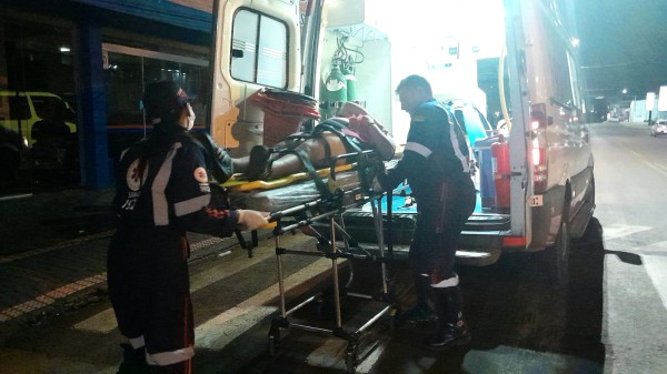 Casal fica ferido em colisão envolvendo carro e moto no Bairro Vila Nova