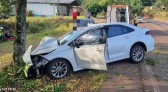 Carro sai da pista e bate contra árvore no interior
