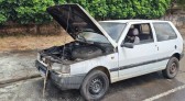 Fiat Uno pega fogo e assusta motorista e criança
