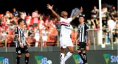 São Paulo bate o Santos em casa e vence a primeira no Brasileirão