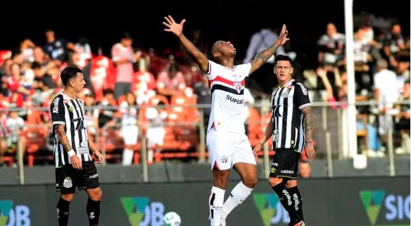 São Paulo bate o Santos em casa e vence a primeira no Brasileirão