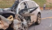 Jovem morre e duas pessoas ficam feridas em acidente entre carros e caminhão