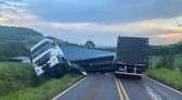 Grave colisão entre caminhões deixa casal gravemente ferido