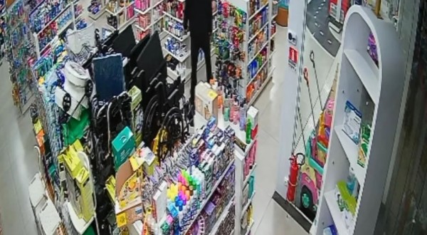 Homem é preso após furtar farmácia no centro