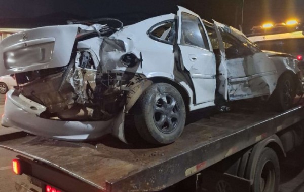 Motorista fica ferido após carro atingir muro e poste na PR-170