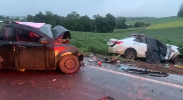 Grave acidente de trânsito mata duas pessoas, na PR 281