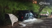 Homem fica ferido após carro  bater em caminhão e despencar de barranco, no trevo do Alvorada