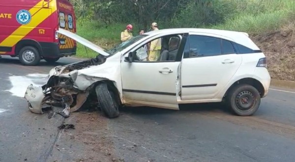 Carro bate em barranco na PR 180 e motorista fica ferido
