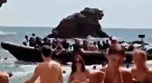 Chegada de barco com dezenas de imigrantes surpreende banhistas em praia da Espanha