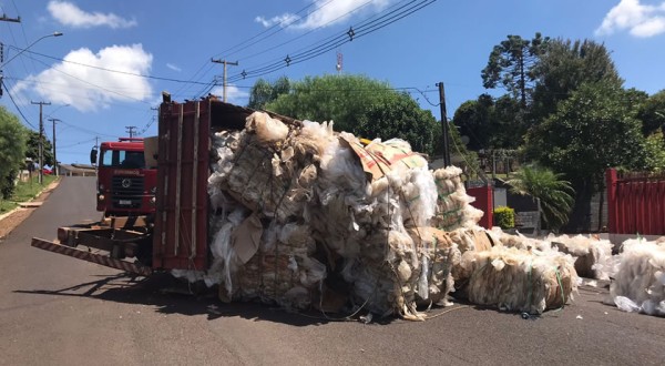 Caminhão de Beltrão tomba no centro de Coronel Vivida